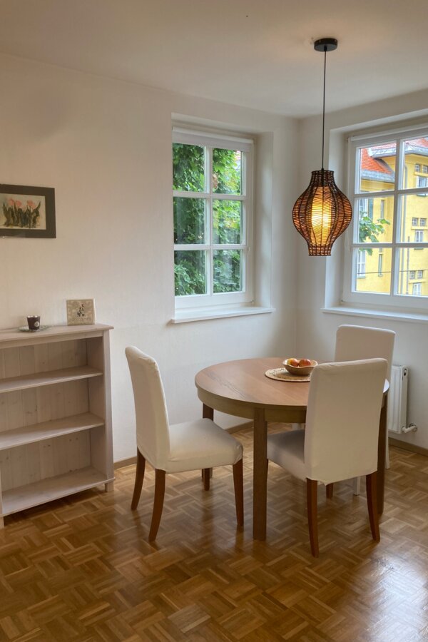 Bright dining area with parquet floor – 1-room apartment for short-term rental, temporary housing for 1 to 6 months in Salzburg | © Glaser 