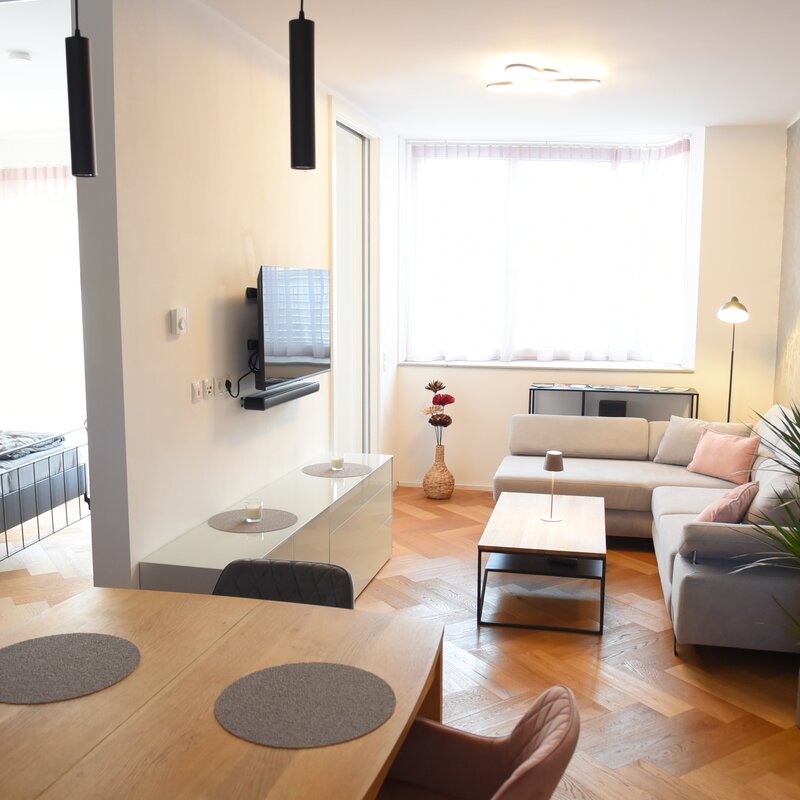 Helles Wohnzimmer mit Essbereich & Parkettboden – 2-Zimmer-Wohnung zur Kurzzeitmiete & Wohnen auf Zeit für 1 bis 6 Monate in Graz