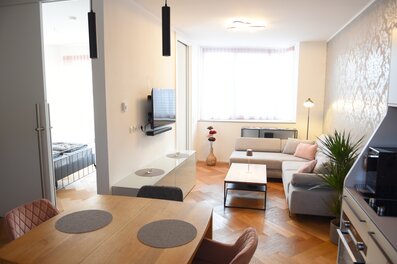 Helles Wohnzimmer mit Essbereich & Parkettboden – 2-Zimmer-Wohnung zur Kurzzeitmiete & Wohnen auf Zeit für 1 bis 6 Monate in Graz