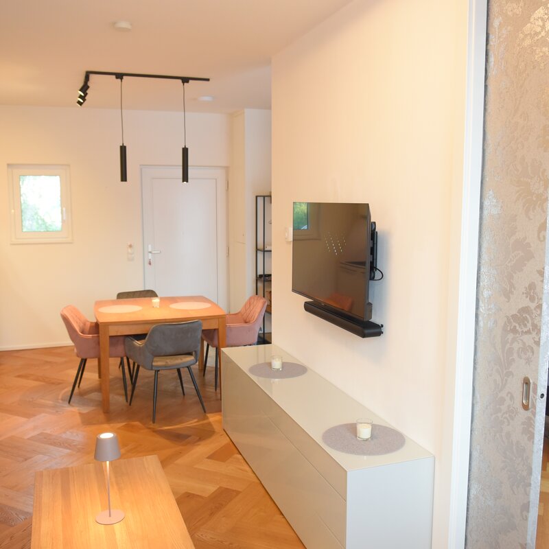 Einblick in den Wohn- und Schlafraum 