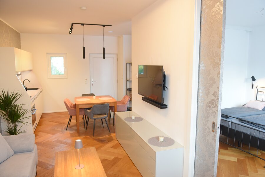 Einblick in den Wohn- und Schlafraum 