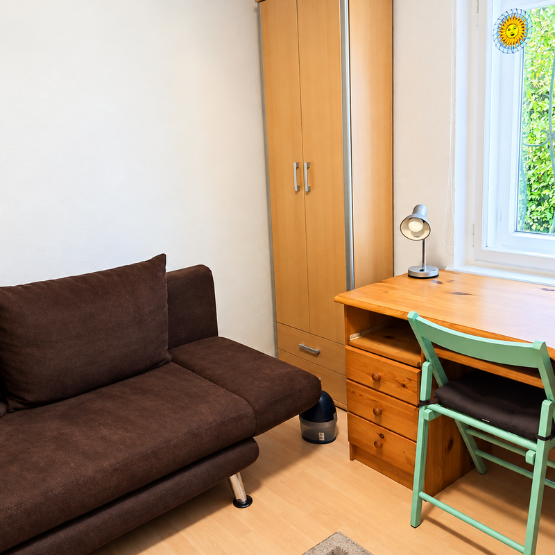 Helles Zimmer mit Sofa, Schreibtisch & Schrank – Haus, Kurzzeitmiete, Wohnen auf Zeit für 1 bis 6 Monate in Velden