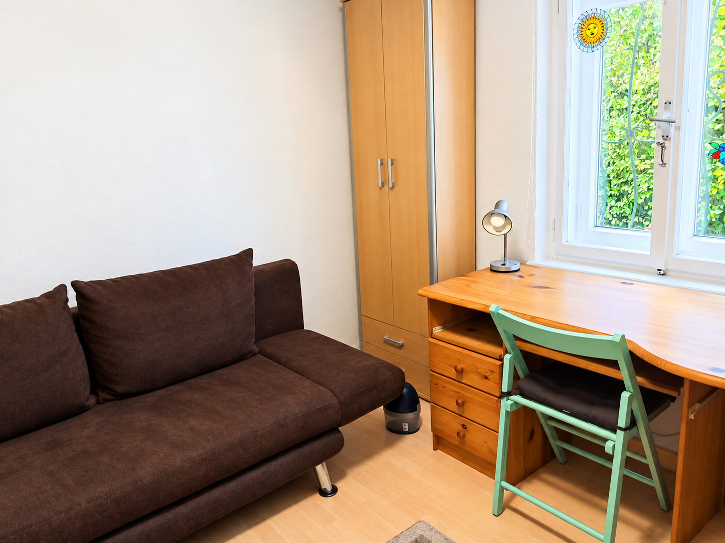Helles Zimmer mit Sofa, Schreibtisch & Schrank – Haus, Kurzzeitmiete, Wohnen auf Zeit für 1 bis 6 Monate in Velden