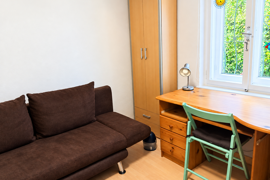 Helles Zimmer mit Sofa, Schreibtisch & Schrank – Haus, Kurzzeitmiete, Wohnen auf Zeit für 1 bis 6 Monate in Velden