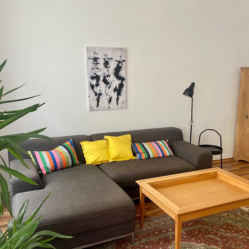 Bright living room with modern sofa & wood table – 3-room apartment, short-term rental, temporary housing 1 to 6 months, Vienna