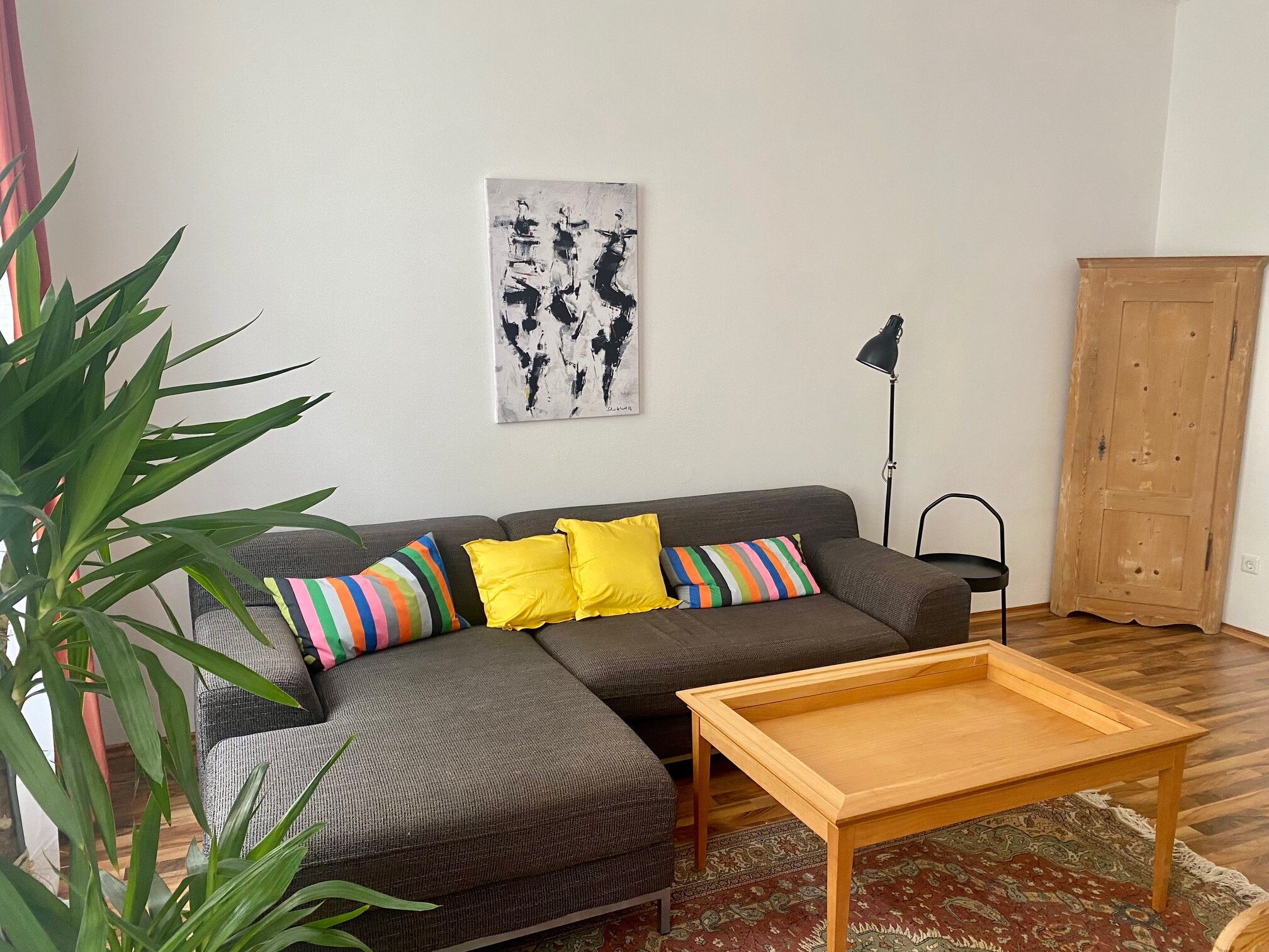Bright living room with modern sofa & wood table – 3-room apartment, short-term rental, temporary housing 1 to 6 months, Vienna