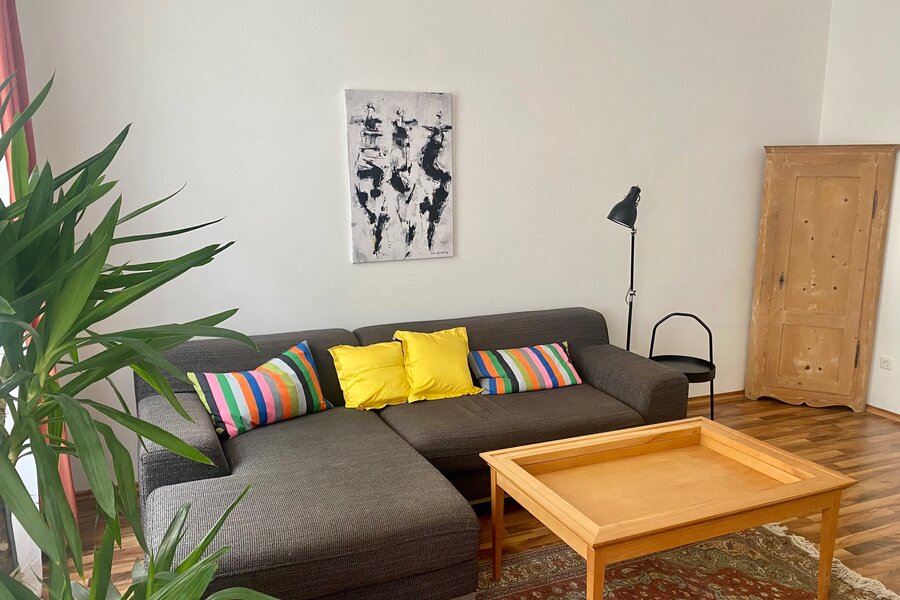 Bright living room with modern sofa & wood table – 3-room apartment, short-term rental, temporary housing 1 to 6 months, Vienna