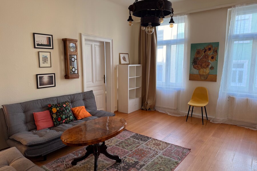 Bright living room with parquet & vintage charm – 2-room apartment for short-term rental & temporary housing for 1 to 6 months in Vienna