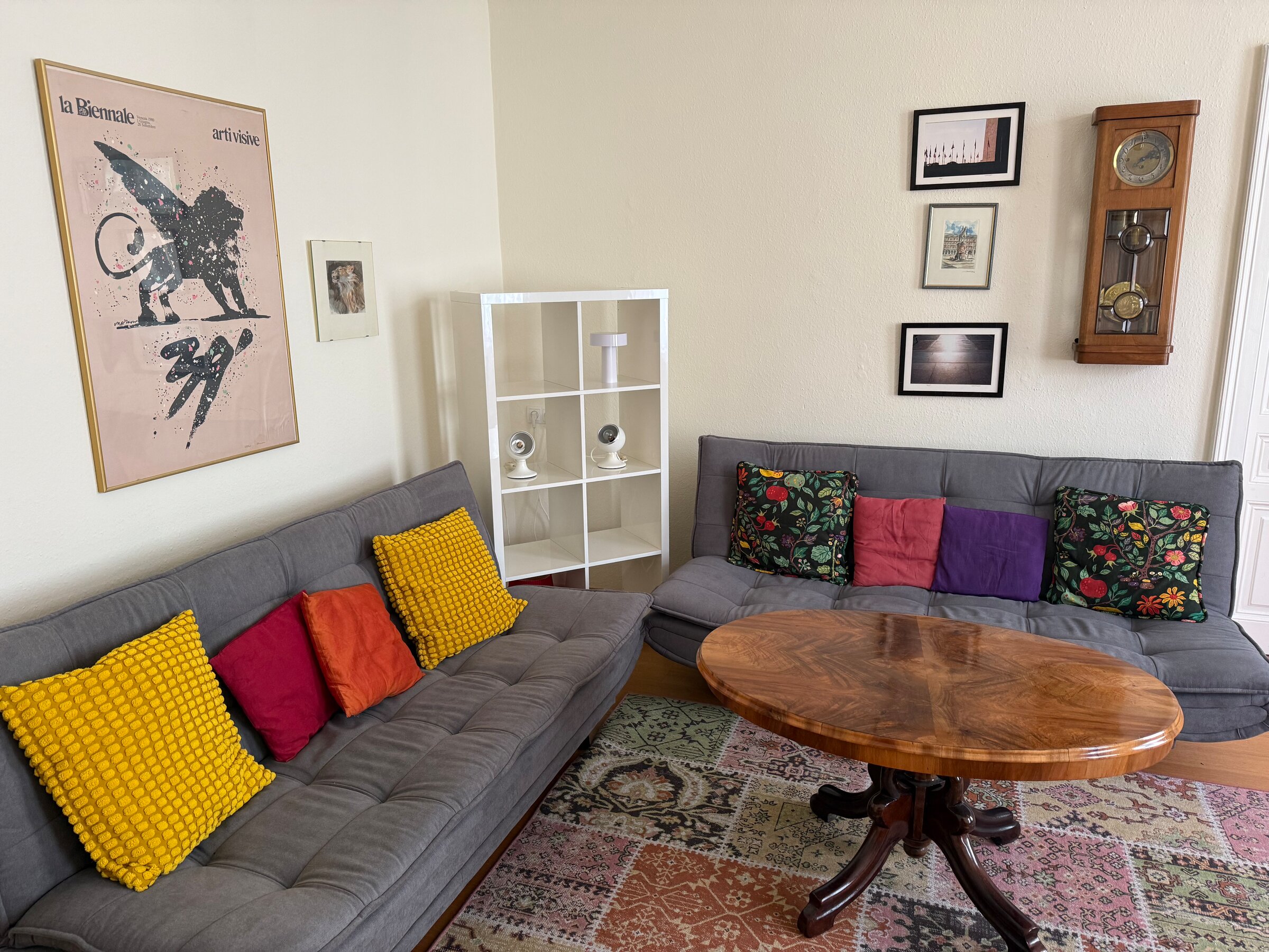 Helles Wohnzimmer mit Stil: 3-Zimmer Wohnung zur Kurzzeitmiete & Wohnen auf Zeit für 1 bis 6 Monate in Wien