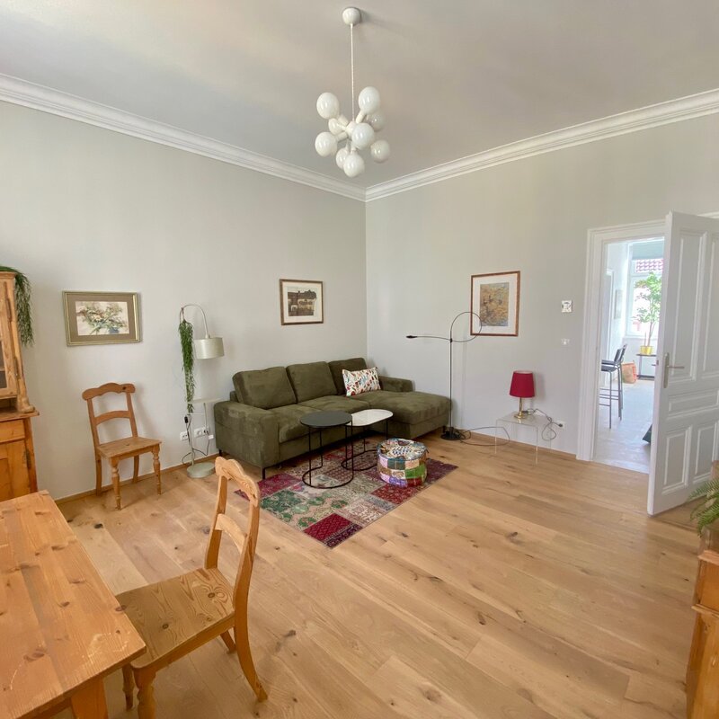 Bright living room with parquet & period charm – 2-room apartment, short-term rental, temporary housing for 1 to 6 months in Vienna