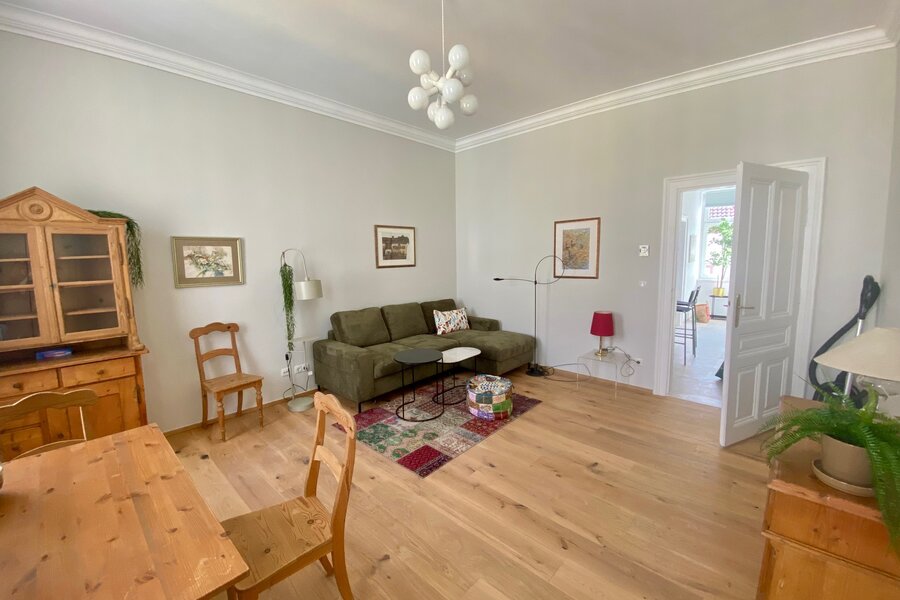 Bright living room with parquet & period charm – 2-room apartment, short-term rental, temporary housing for 1 to 6 months in Vienna