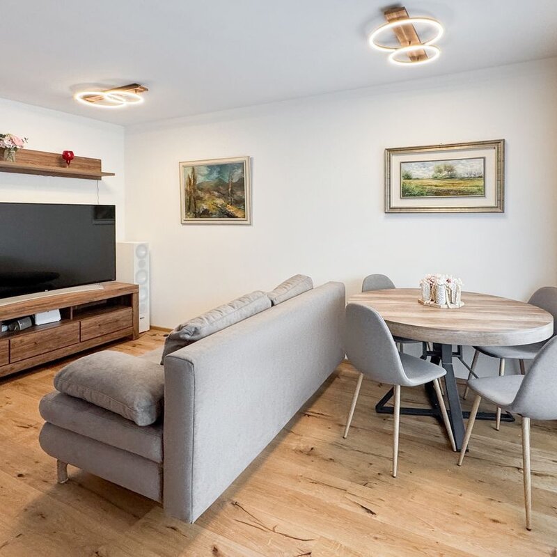 Wohnzimmer mit Technik und Möbel neu eingerichtet und gemütlich | © Iryna Domann