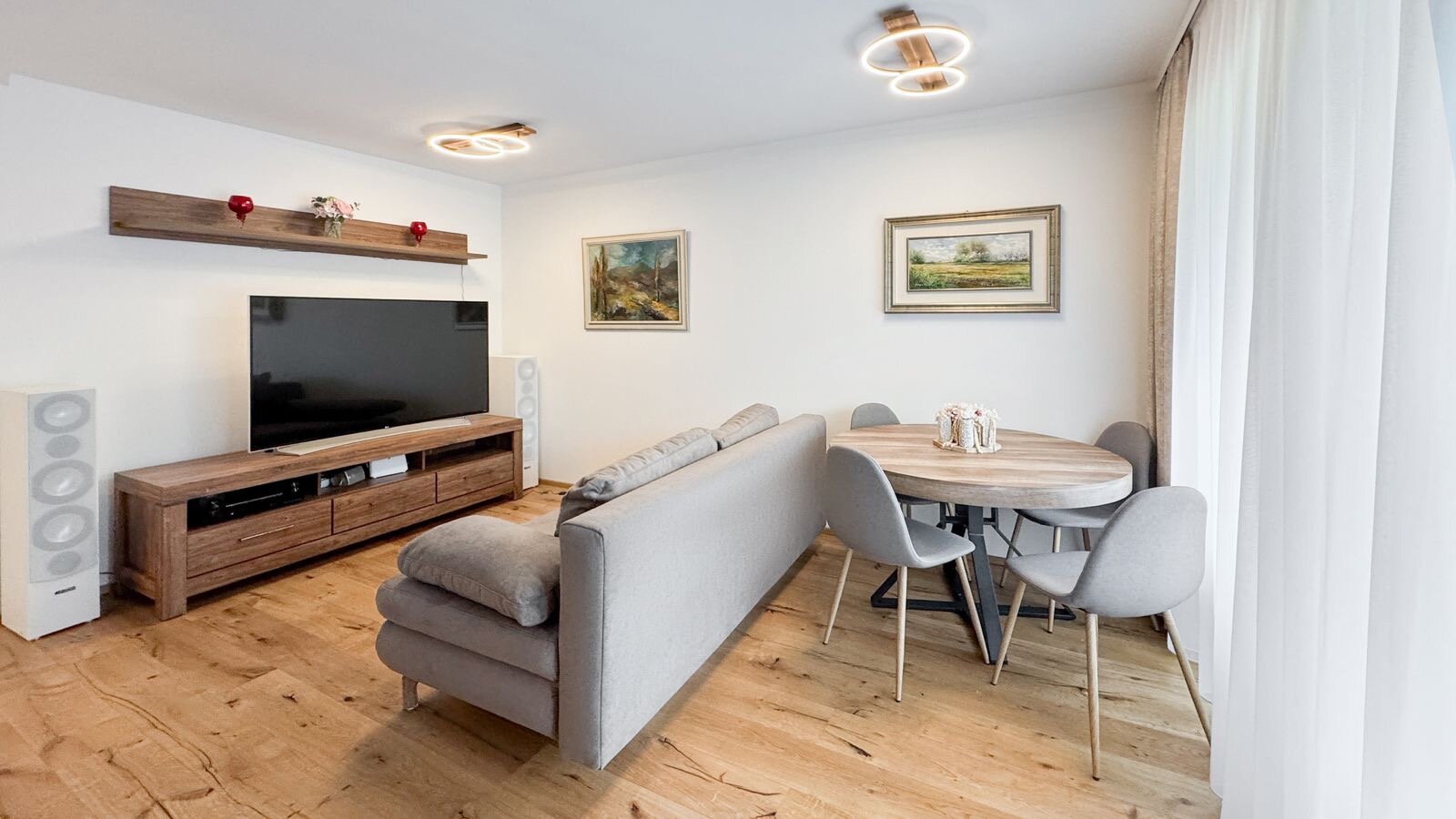 Wohnzimmer mit Technik und Möbel neu eingerichtet und gemütlich | © Iryna Domann