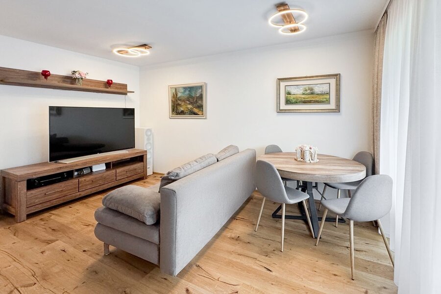 Wohnzimmer mit Technik und Möbel neu eingerichtet und gemütlich | © Iryna Domann