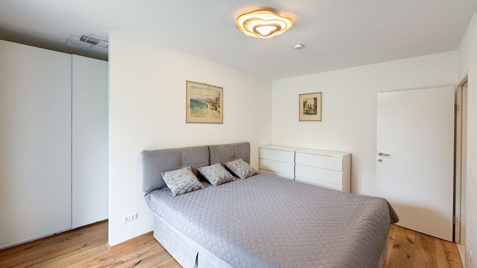 Schlafzimmer mit Garderobe und Schrank | © Iryna Domann