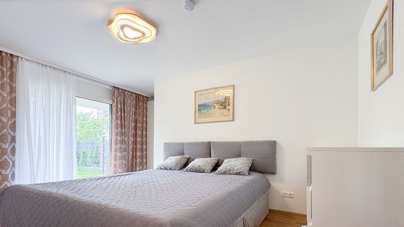 Schlafzimmer mit Garderobe und Schrank | © Iryna Domann