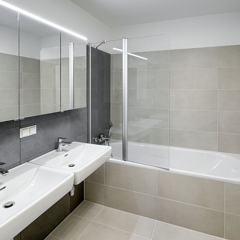 großzügig ausgestattetes Badezimmer | © Iryna Domann