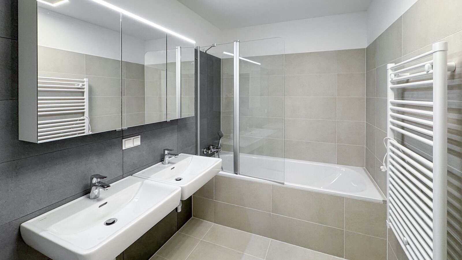 großzügig ausgestattetes Badezimmer | © Iryna Domann