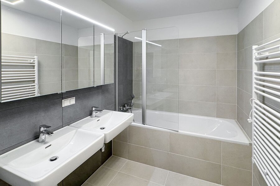 großzügig ausgestattetes Badezimmer | © Iryna Domann