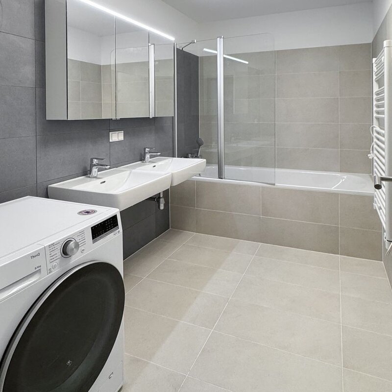 großzügig ausgestattetes Badezimmer | © Iryna Domann