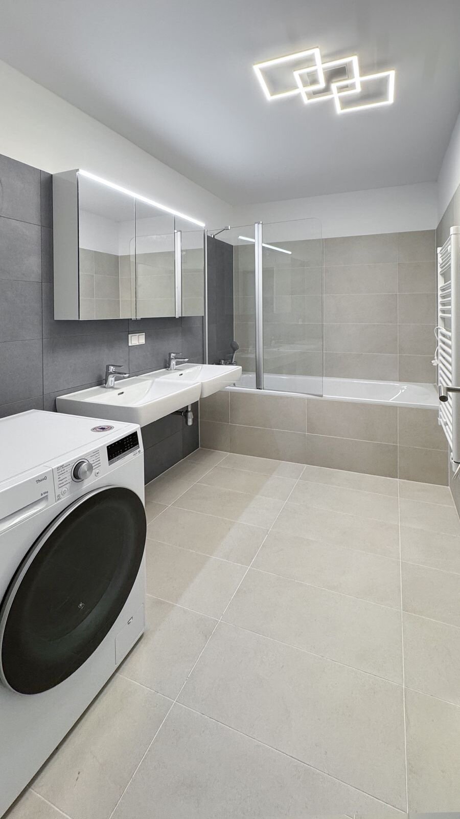 großzügig ausgestattetes Badezimmer | © Iryna Domann