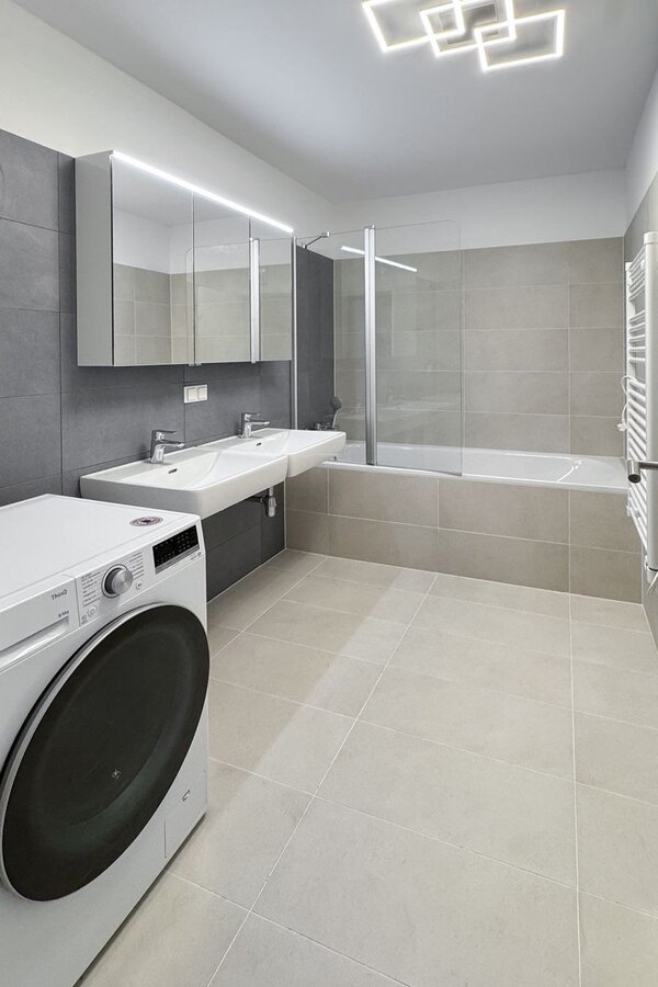 großzügig ausgestattetes Badezimmer | © Iryna Domann