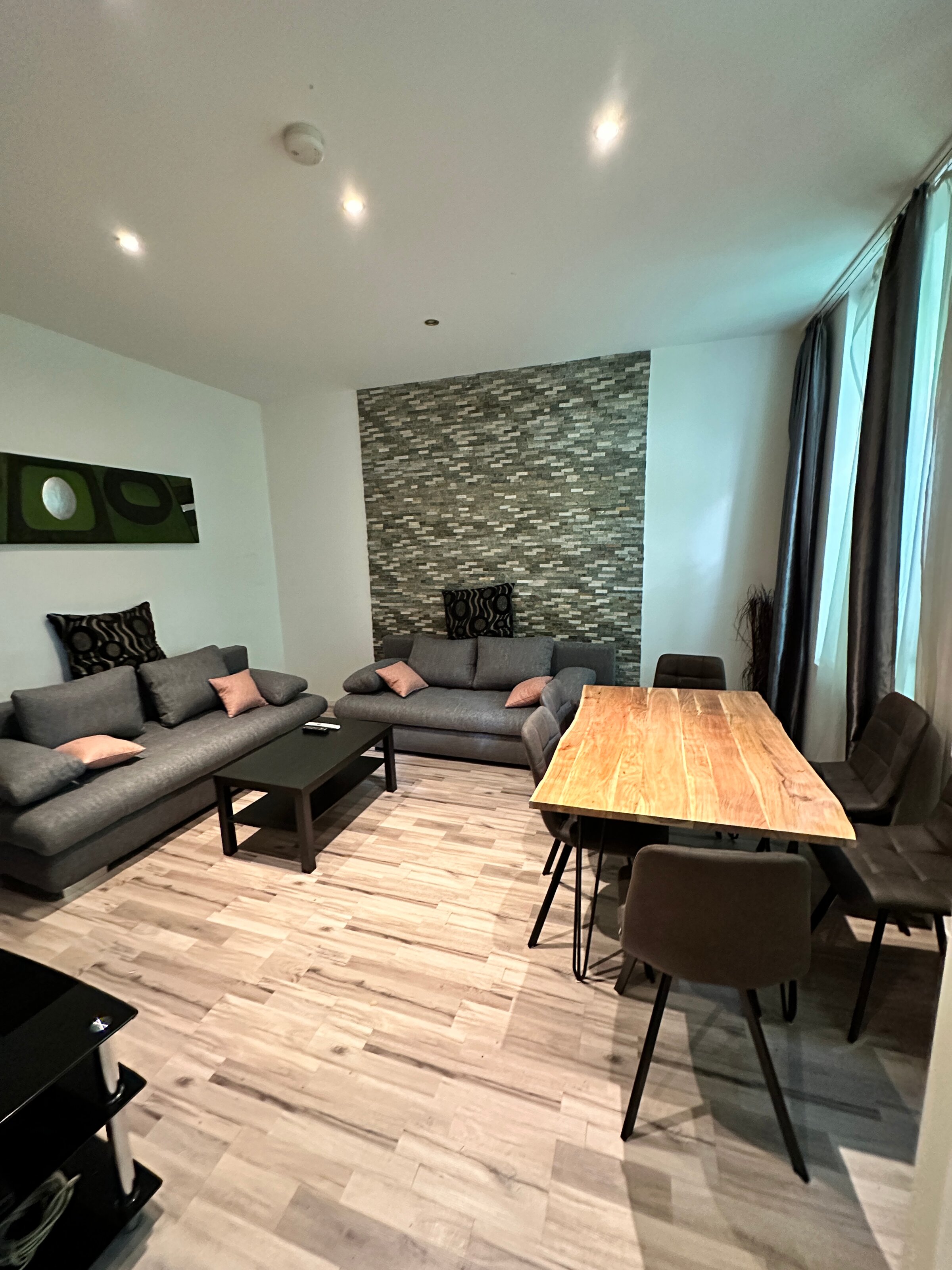 Helles Wohnzimmer mit Esstisch & Sofas – 2-Zimmer Wohnung zur Kurzzeitmiete & Wohnen auf Zeit 1–6 Monate in Wien