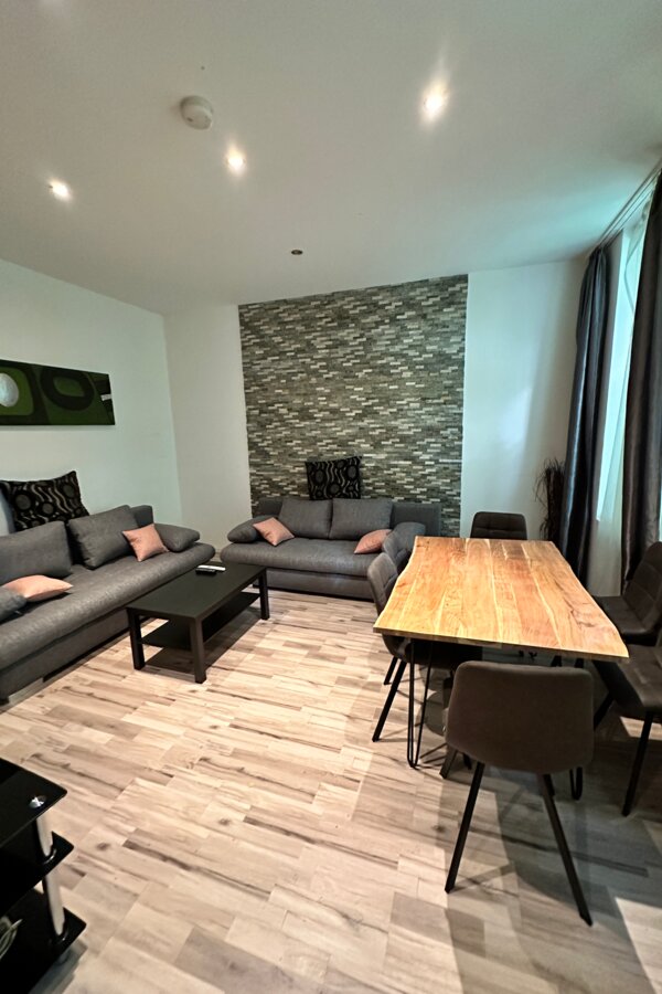 Helles Wohnzimmer mit Esstisch & Sofas – 2-Zimmer Wohnung zur Kurzzeitmiete & Wohnen auf Zeit 1–6 Monate in Wien