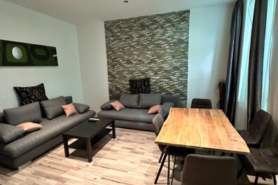 Helles Wohnzimmer mit Esstisch & Sofas – 2-Zimmer Wohnung zur Kurzzeitmiete & Wohnen auf Zeit 1–6 Monate in Wien