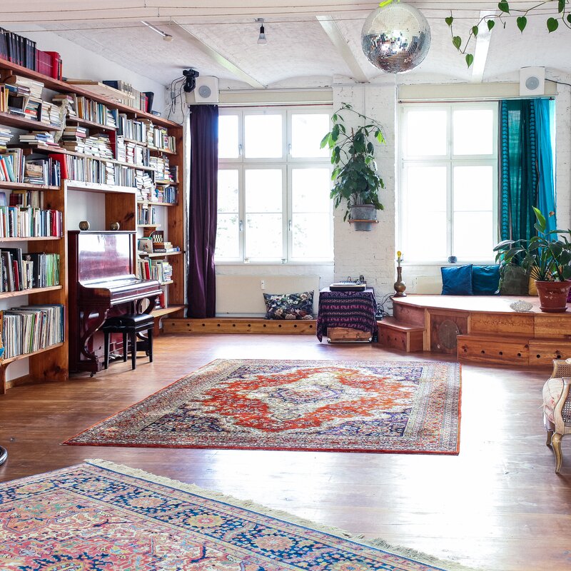 Bright loft living room with floor-to-ceiling bookshelf & disco ball – 2-room short-term rental Berlin, temporary housing 1 to 6 months
