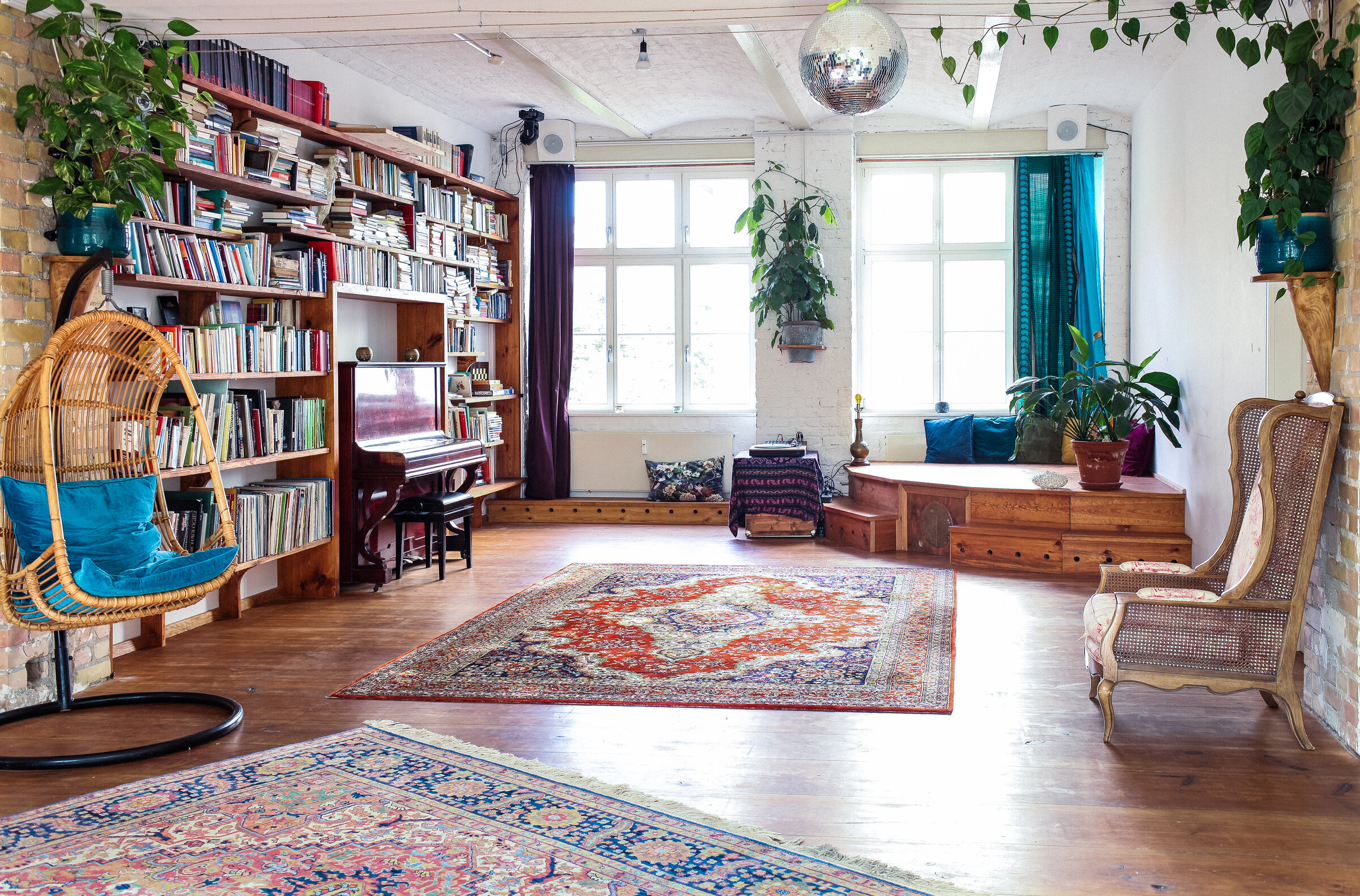 Bright loft living room with floor-to-ceiling bookshelf & disco ball – 2-room short-term rental Berlin, temporary housing 1 to 6 months