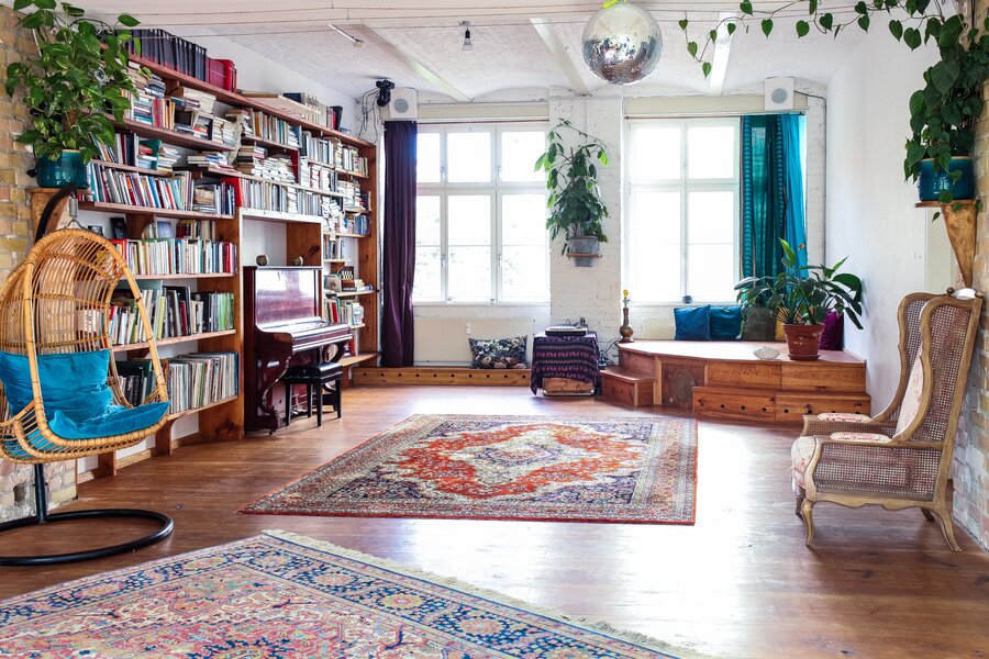 Bright loft living room with floor-to-ceiling bookshelf & disco ball – 2-room short-term rental Berlin, temporary housing 1 to 6 months