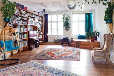 Heller Loft-Wohnbereich mit Bücherregalwand & Disko-Kugel – 2-Zimmer Kurzzeitmiete Berlin, Wohnen auf Zeit 1 bis 6 Monate