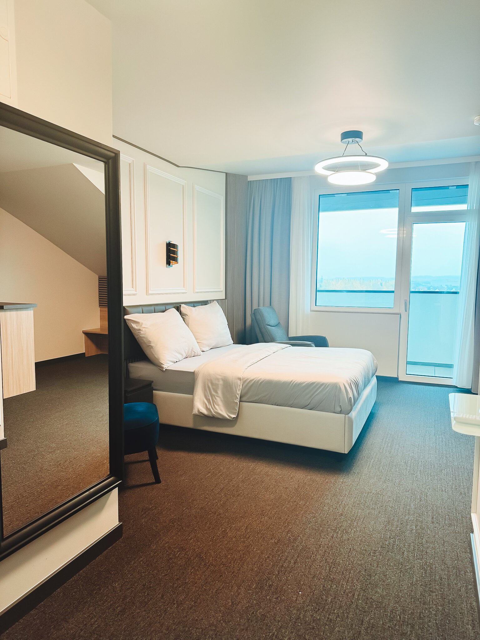 Helles Schlafzimmer mit Doppelbett & Panoramafenster – 1-Zimmer Suite zur Kurzzeitmiete, Wohnen auf Zeit für 1 bis 6 Monate in Hörsching