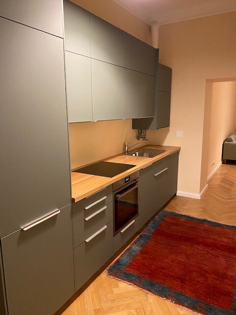 Moderne, voll ausgestattete Küche