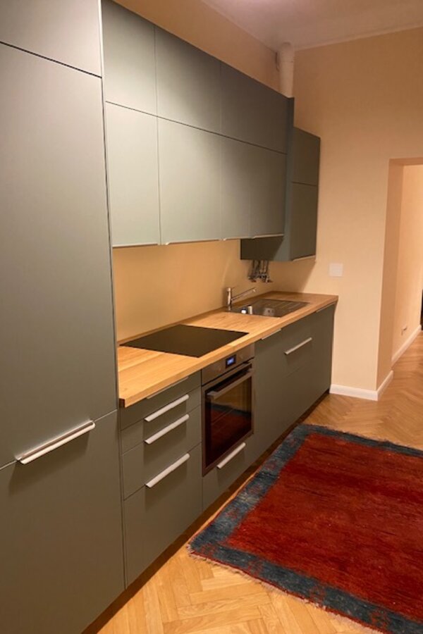 Moderne, voll ausgestattete Küche