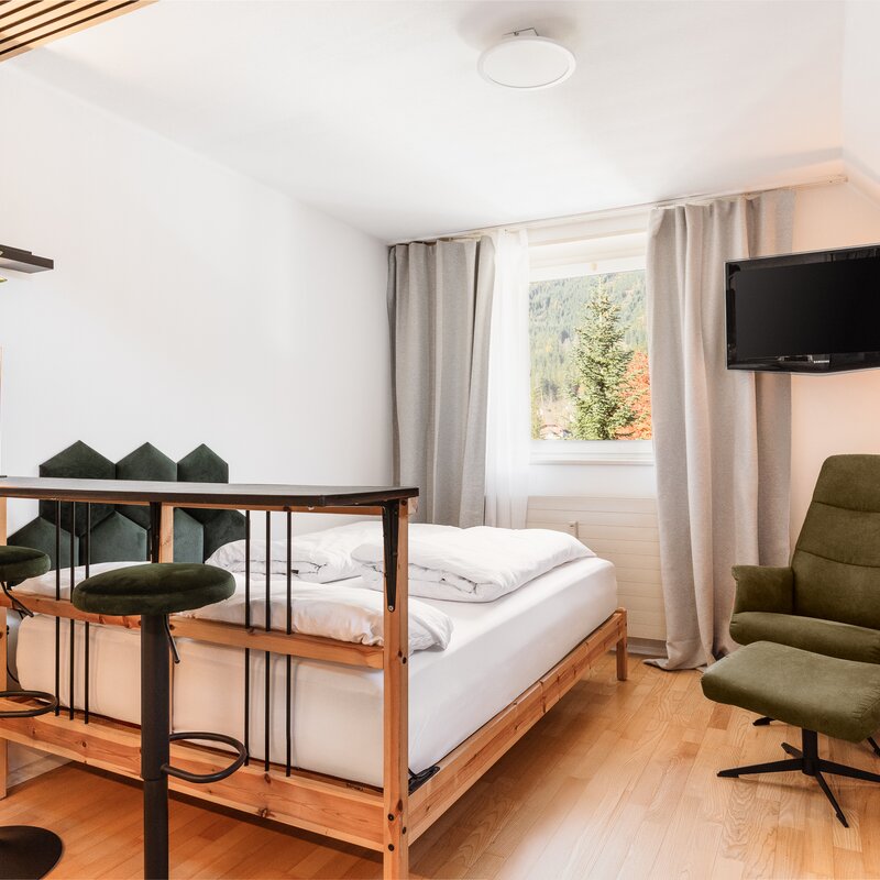 Möbliertes 1-Zimmer Apartment mit Holzakzenten & Naturblick – Kurzzeitmiete & Wohnen auf Zeit 1 bis 6 Monate in Hinterstoder