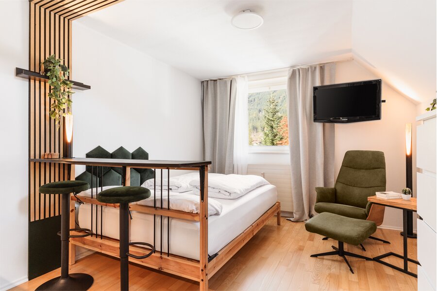 Möbliertes 1-Zimmer Apartment mit Holzakzenten & Naturblick – Kurzzeitmiete & Wohnen auf Zeit 1 bis 6 Monate in Hinterstoder