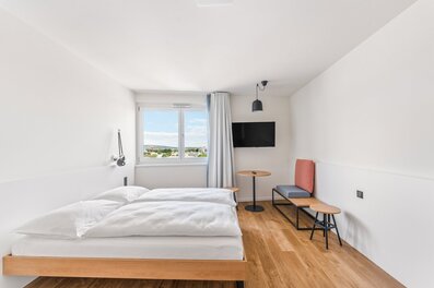 Helles 1-Zimmer Apartment mit Holzboden & TV – Kurzzeitmiete Wien, Wohnen auf Zeit für 1 bis 6 Monate