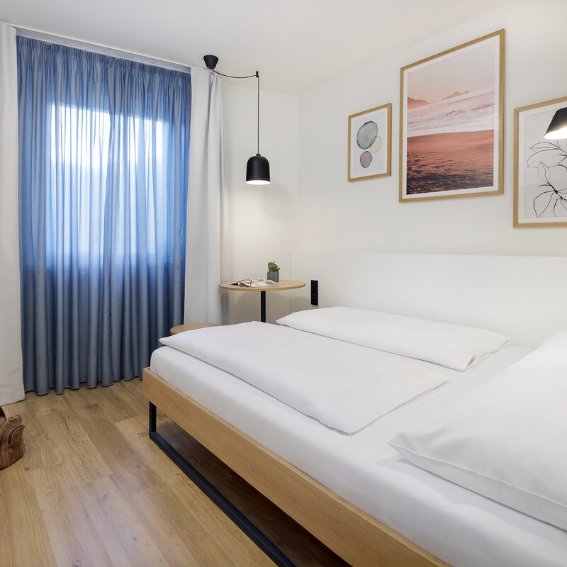 Bright studio with double bed & modern design – 1-room short-term rental & temporary housing in Vienna, 1 to 6 months.