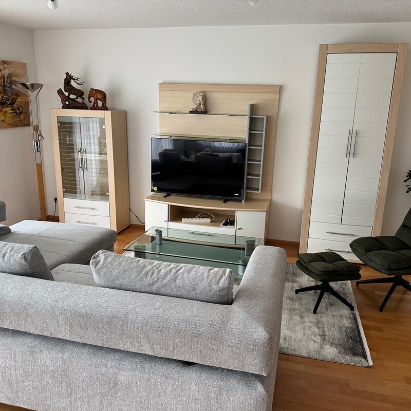 Helles Wohnzimmer mit Sofa & TV – 3-Zimmer Wohnung, Kurzzeitmiete & Wohnen auf Zeit für 1 bis 6 Monate in Lochau
