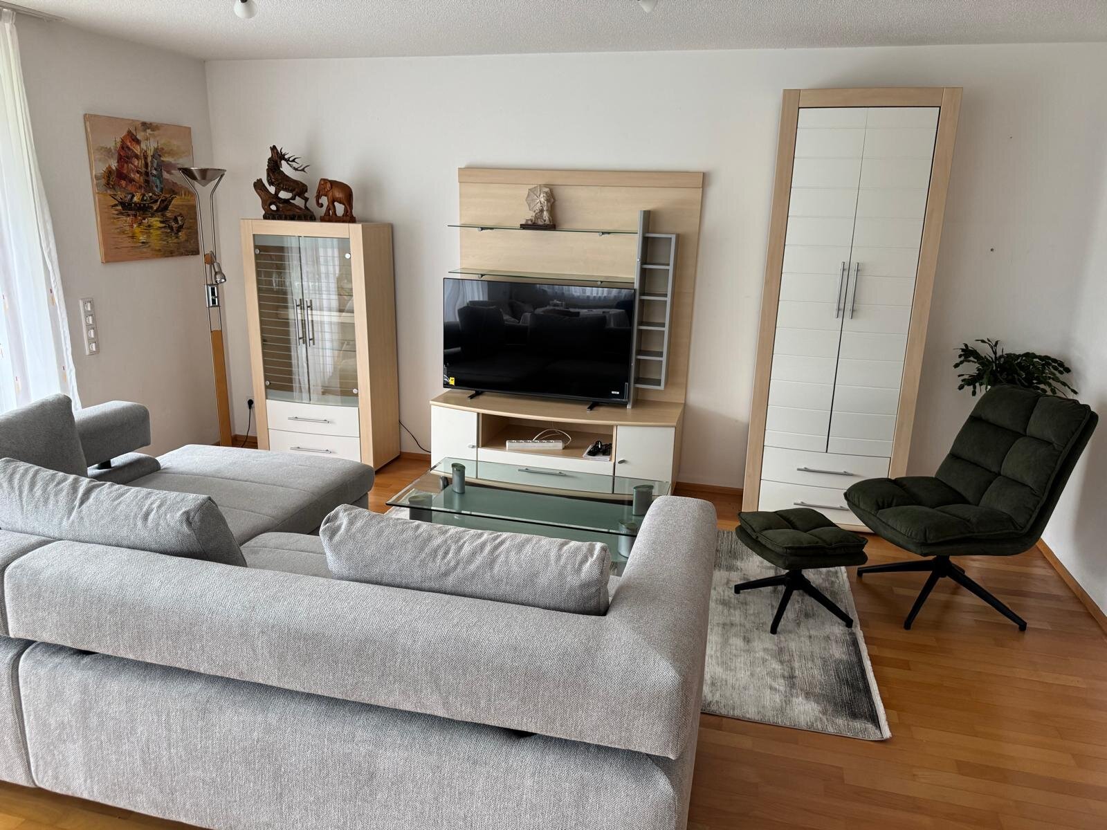 Helles Wohnzimmer mit Sofa & TV – 3-Zimmer Wohnung, Kurzzeitmiete & Wohnen auf Zeit für 1 bis 6 Monate in Lochau