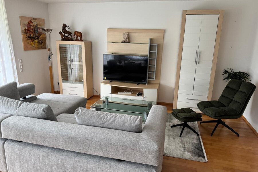 Helles Wohnzimmer mit Sofa & TV – 3-Zimmer Wohnung, Kurzzeitmiete & Wohnen auf Zeit für 1 bis 6 Monate in Lochau