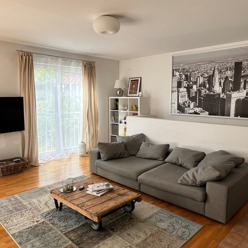 Bright living room with sofa & wood floor – 4-room apartment, short-term rental, temporary housing 1 to 6 months, Salzburg