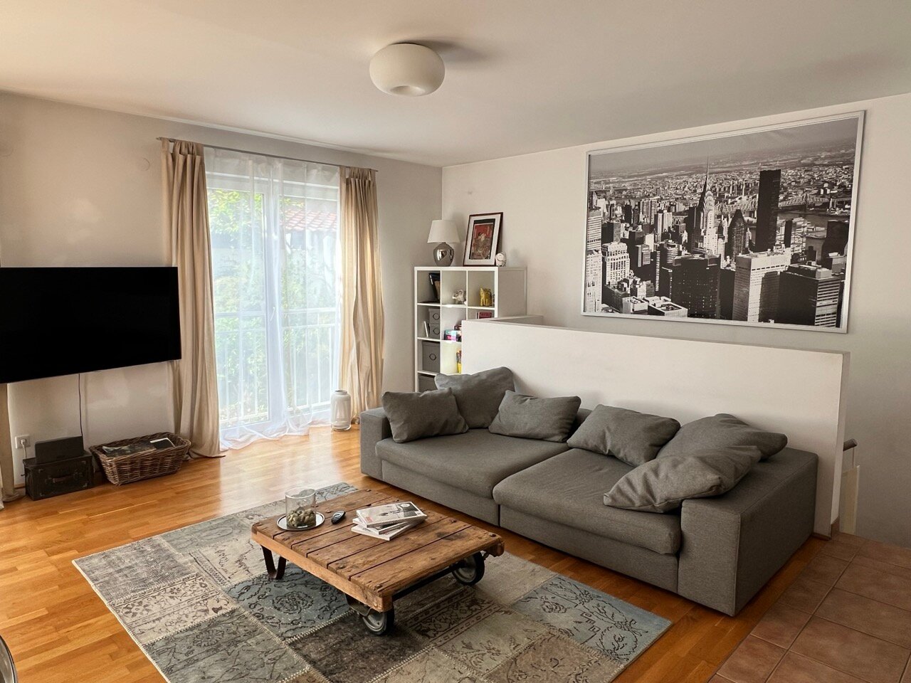 Bright living room with sofa & wood floor – 4-room apartment, short-term rental, temporary housing 1 to 6 months, Salzburg