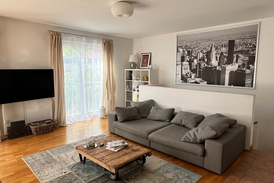 Bright living room with sofa & wood floor – 4-room apartment, short-term rental, temporary housing 1 to 6 months, Salzburg