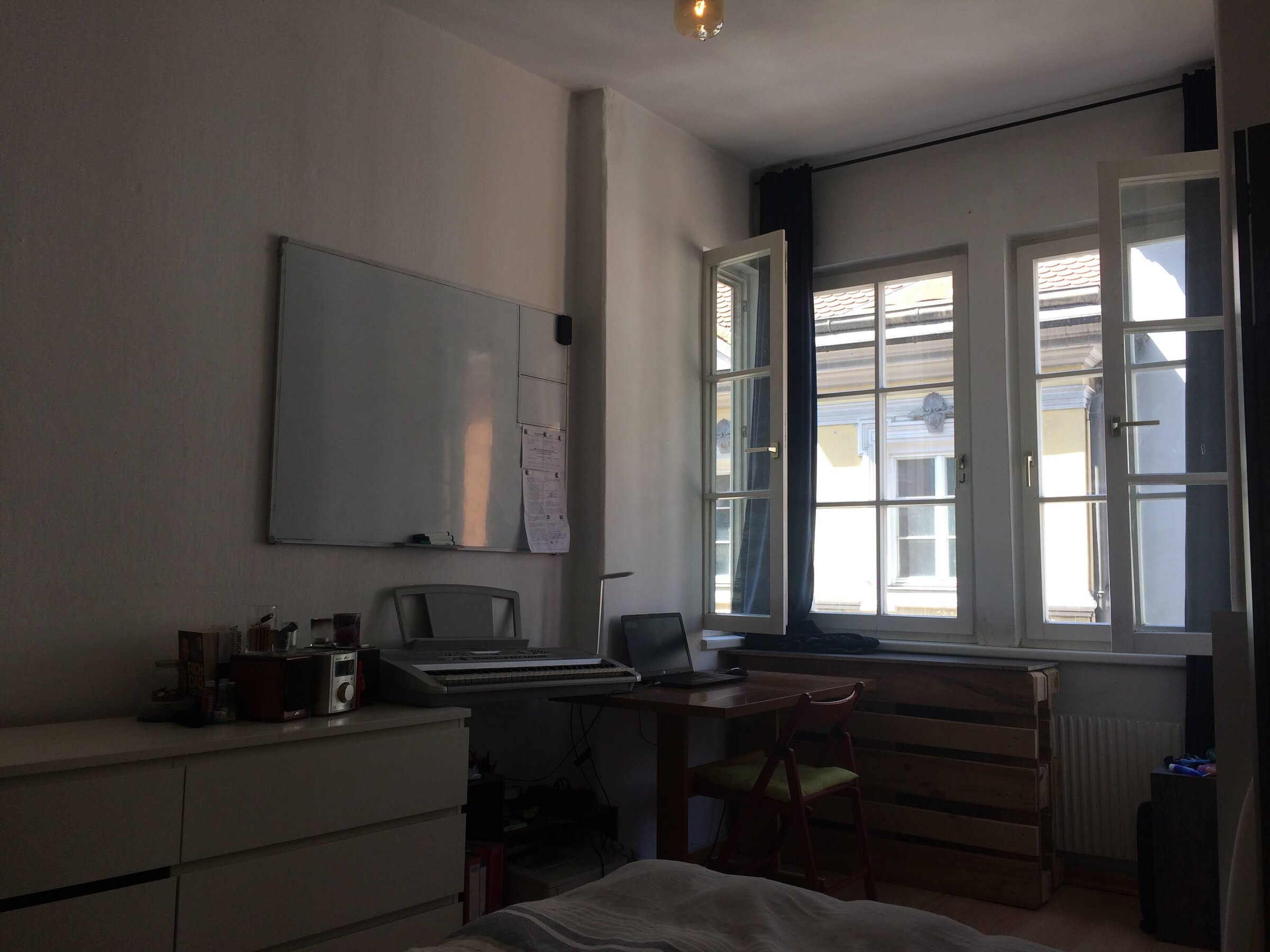 Kommode und Schreibtisch