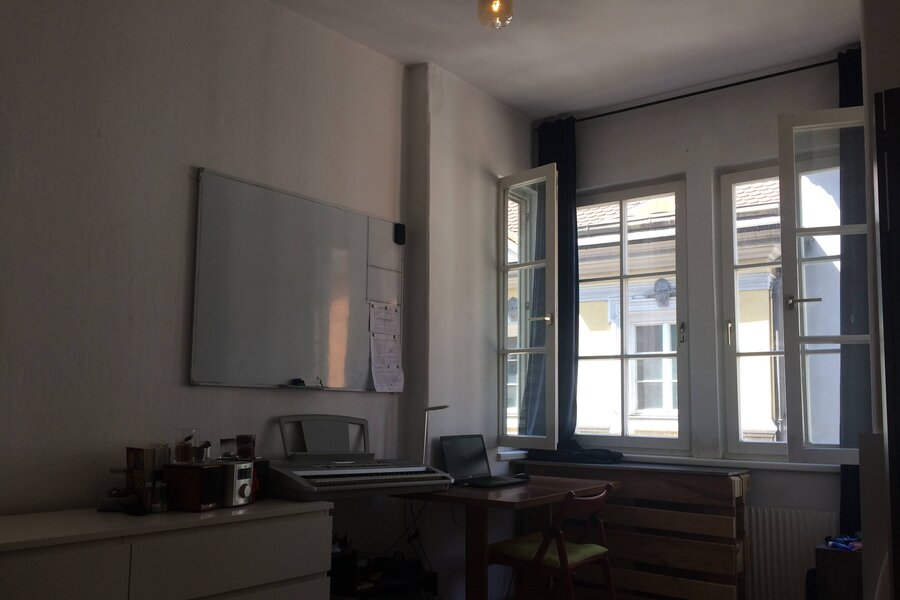 Kommode und Schreibtisch