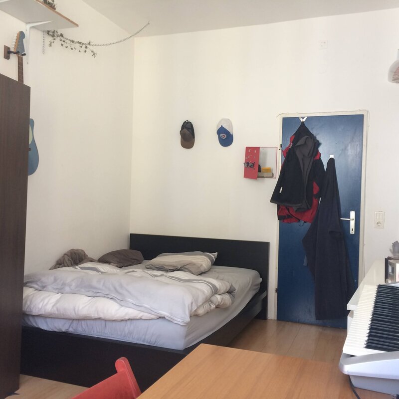 Kleiderschrank und Bett