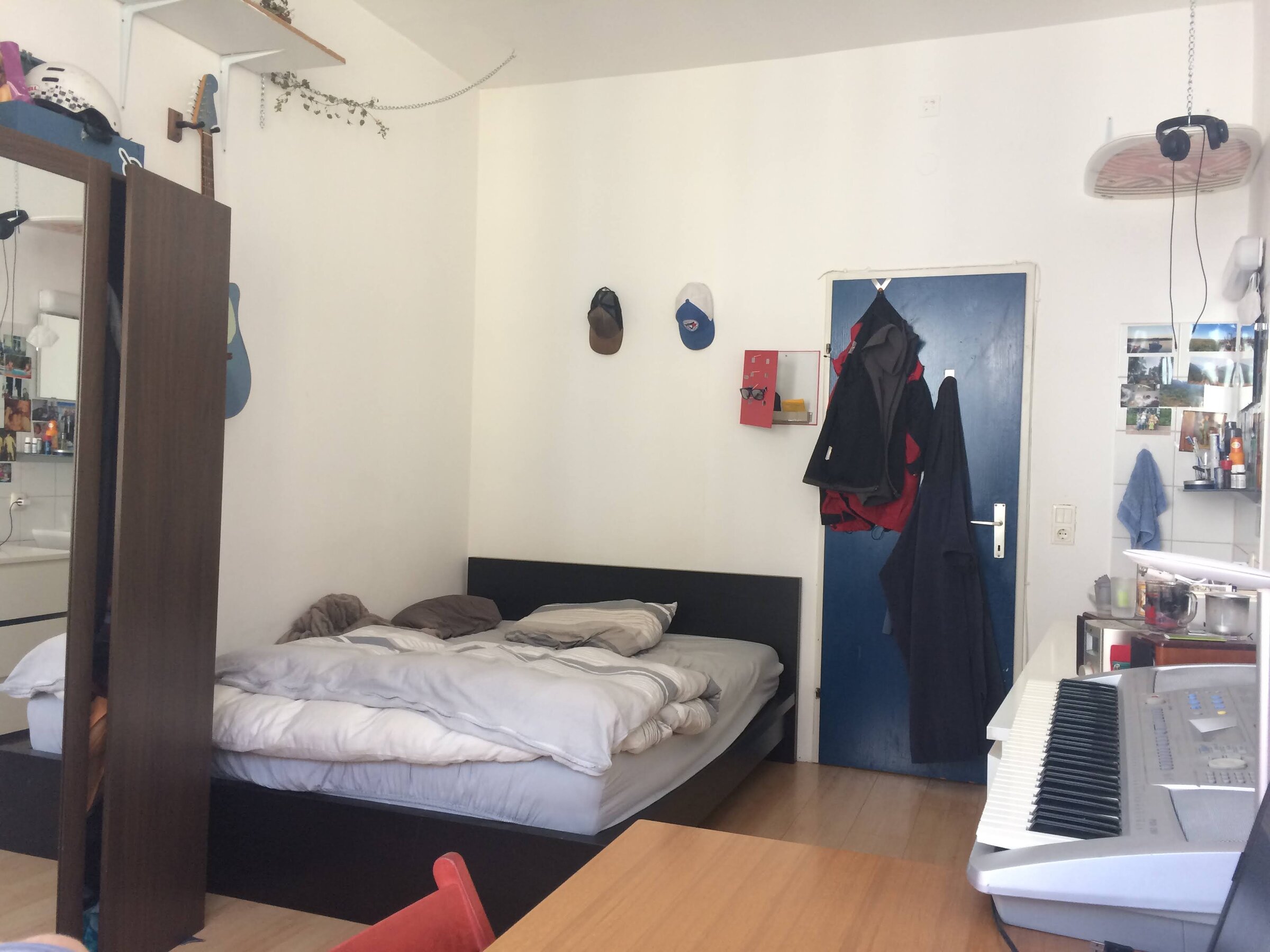 Kleiderschrank und Bett